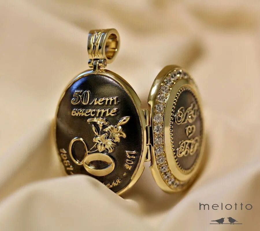 Медальон на удачу. Locket necklace. Персонализированное ожерелье. Медальоны из золота на свадьбу. Медальоны в интерьере.