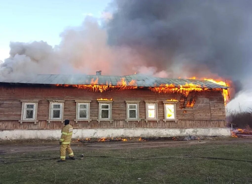 Пожар в здании. Пожар фото. Пожар в Пермской области. Масштабные пожары в России.