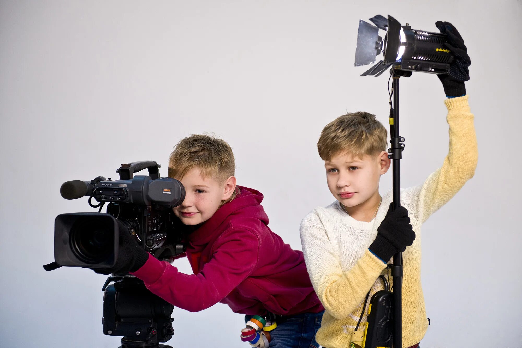 Детское сми. Ребенок с видеокамерой. Ребенок фотограф. Видеостудия в школе. Киношкола для детей.