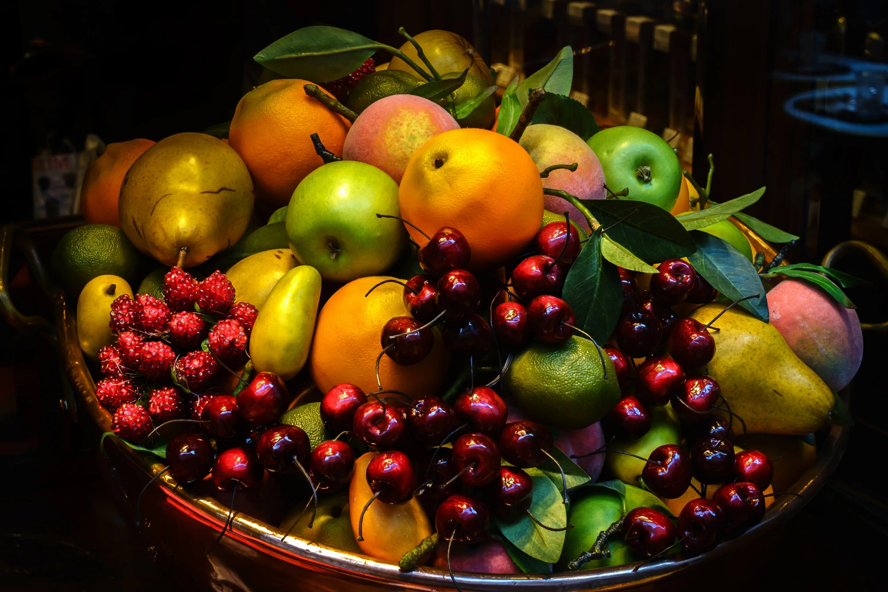 Фрукты. Красивые фрукты. Фрукты на столе. Куча фруктов.