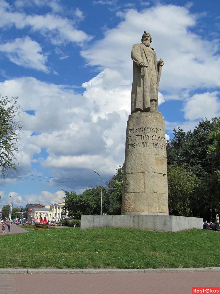 сквер ивана сусанина кострома. сусанинская площадь в костроме. сусанинская площадь памятник ивану сусанину кострома. сусанин памятник кострома. ваня в "иване сусанине" фото.