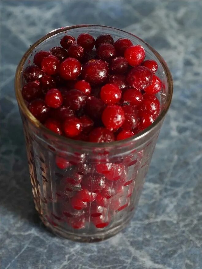 напиток морс клюквенный. морс морси клюквенно-брусничный. кисель «брусника-клюква». шишивичный морс. кисель в стакане.