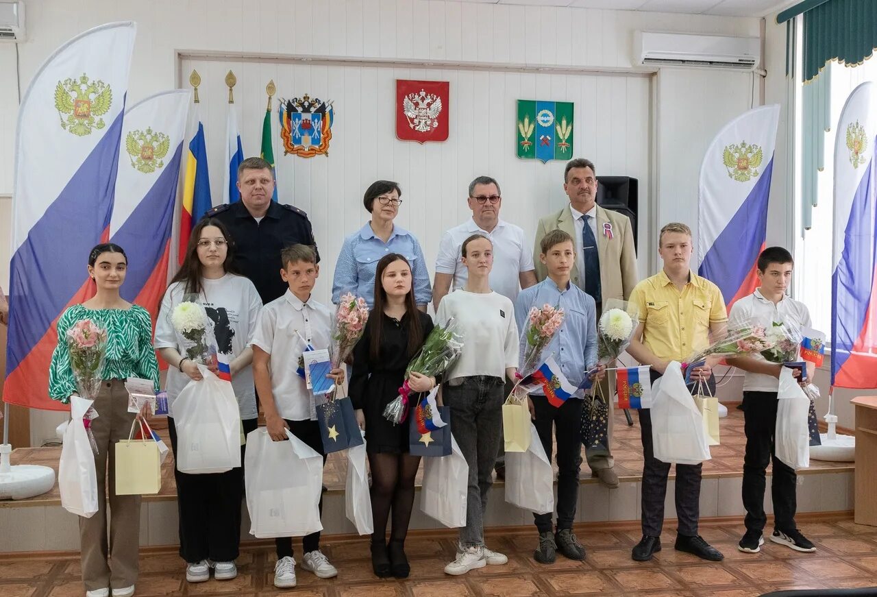 Подслушано сальск свежие. Администрация Сальска сотрудники. Подслушано Сальск. Вручение паспортов 2023.