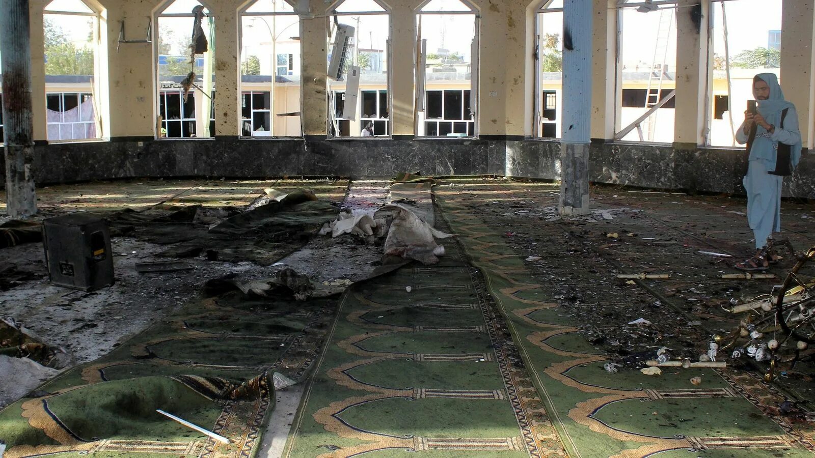 Теракт в афганистане 2024. Взрыв в мечети в Афганистане. Город Мазари Шариф Афганистан. Теракт в Афганистане 2021 в мечети. Шиитская мечеть Афганистан.