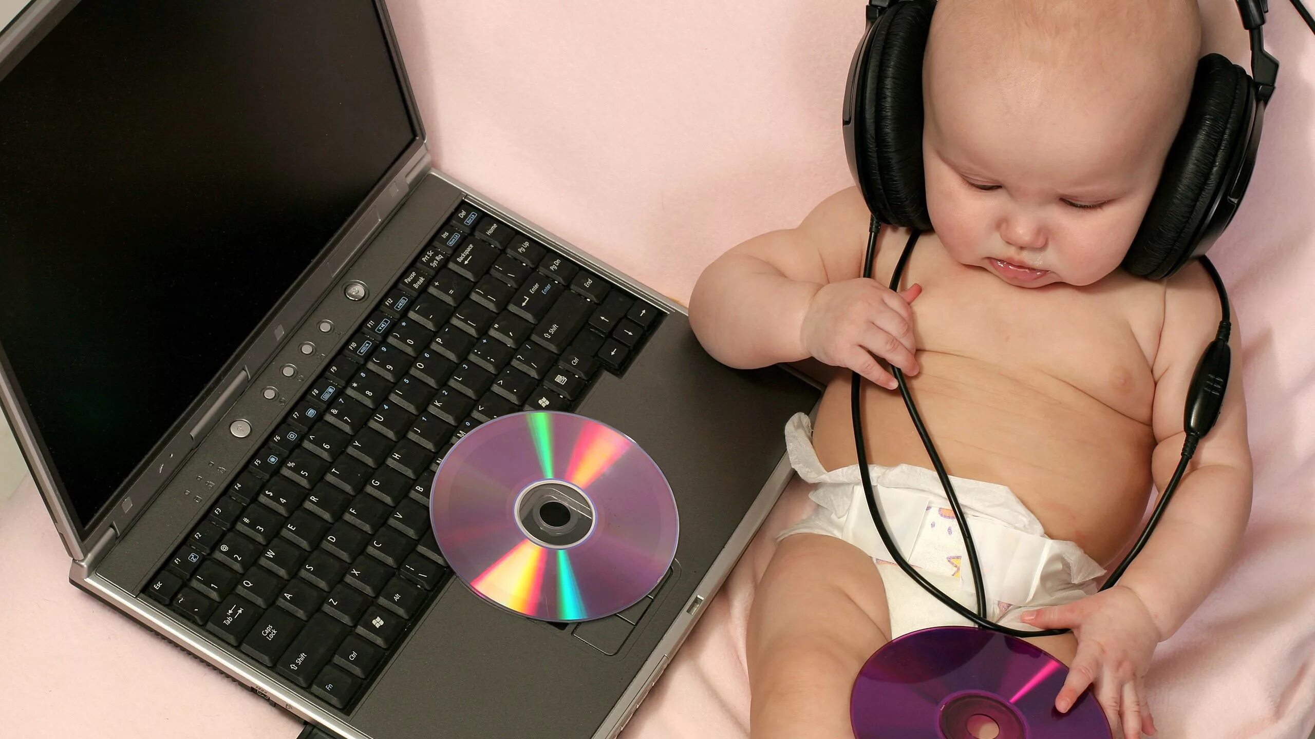 Музыка для малышей видео. Ребенок в наушниках. Компьютер для детей. Маленький ребенок за компьютером. Смешной компьютер.
