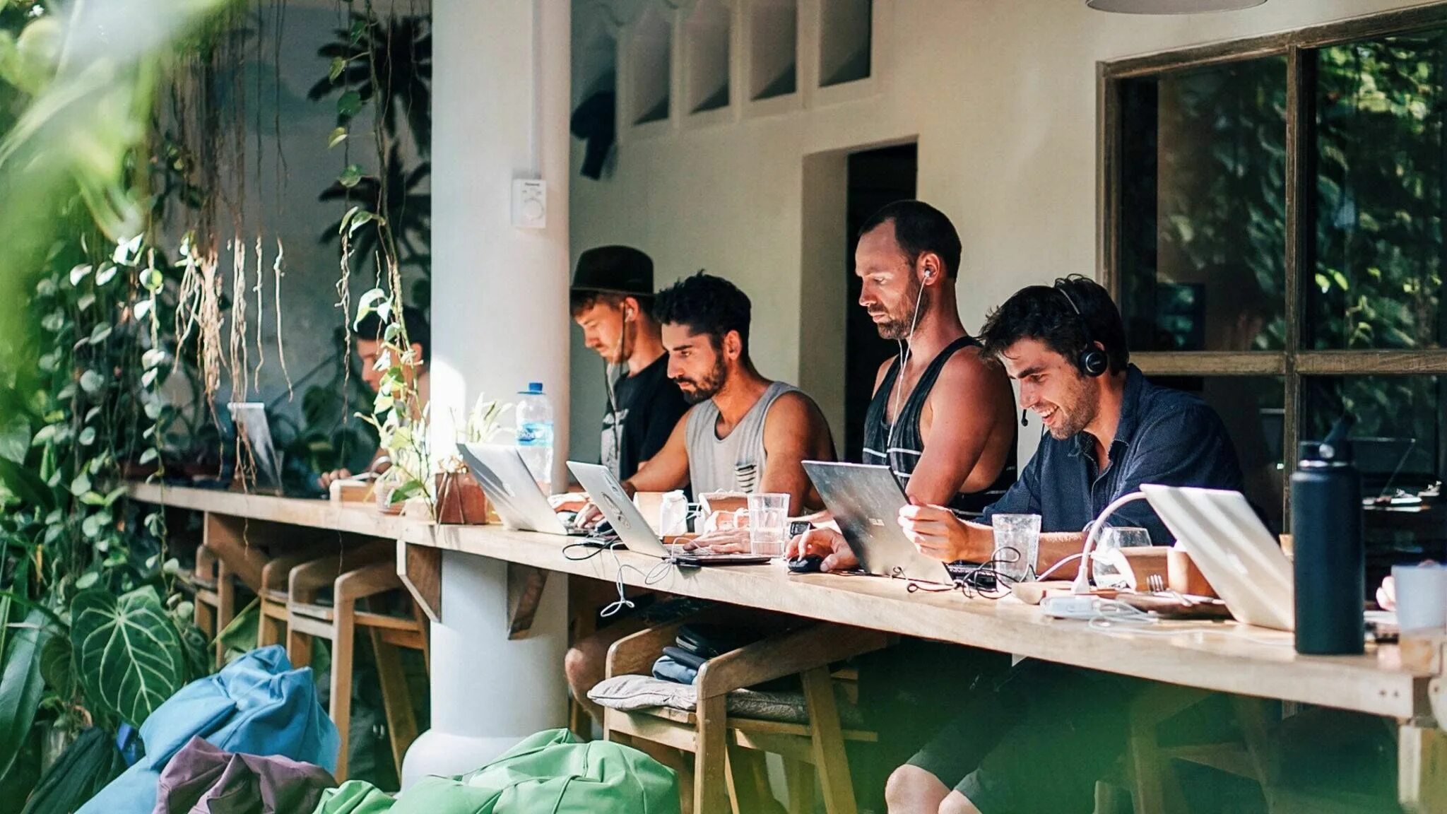 Хочу на бали. Бали ороллари. Связь на бали. Bondalem beach club бали. Человек под пальмой с ноутбуком.