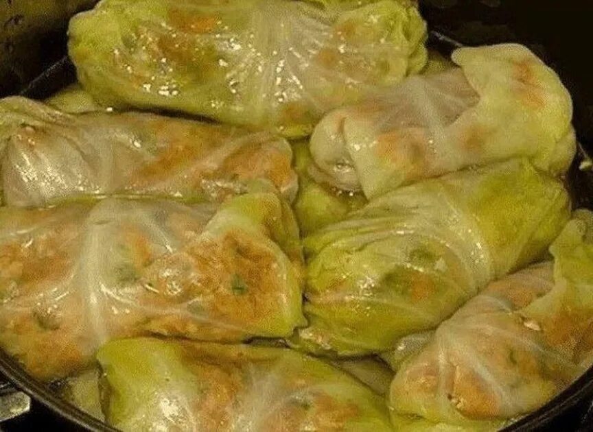Мясо в капустных листьях рецепт. Голубцы в капустных листьях. фарш в капустных листьях. голубцы из свежей капусты. голубцы с капустой.