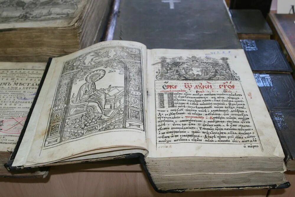 священное писание евангелие. богослужебные книги. главные церковные книги. апостол для домашнего чтения. церковные книги.