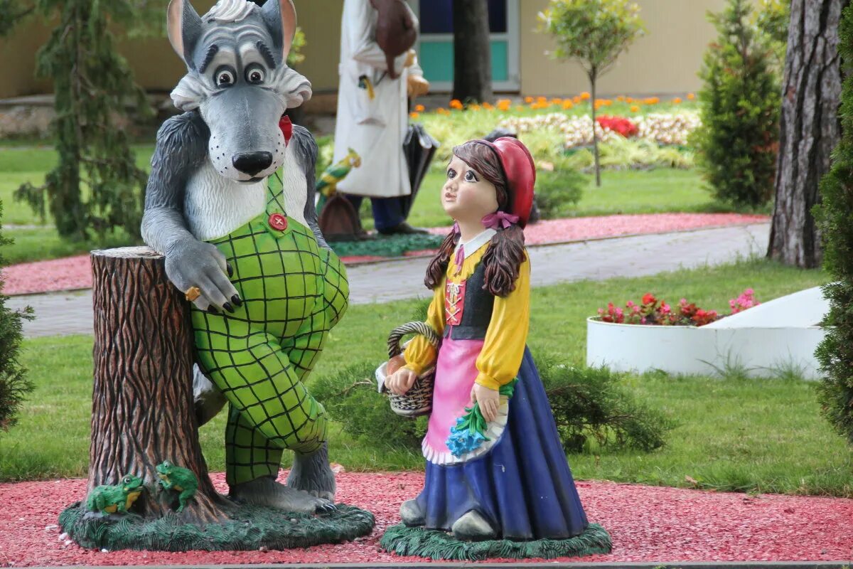 сказка курочка ряба театр. фигуры сказки. парк берегиня миасс. фигуры сказки. фигуры сказки.