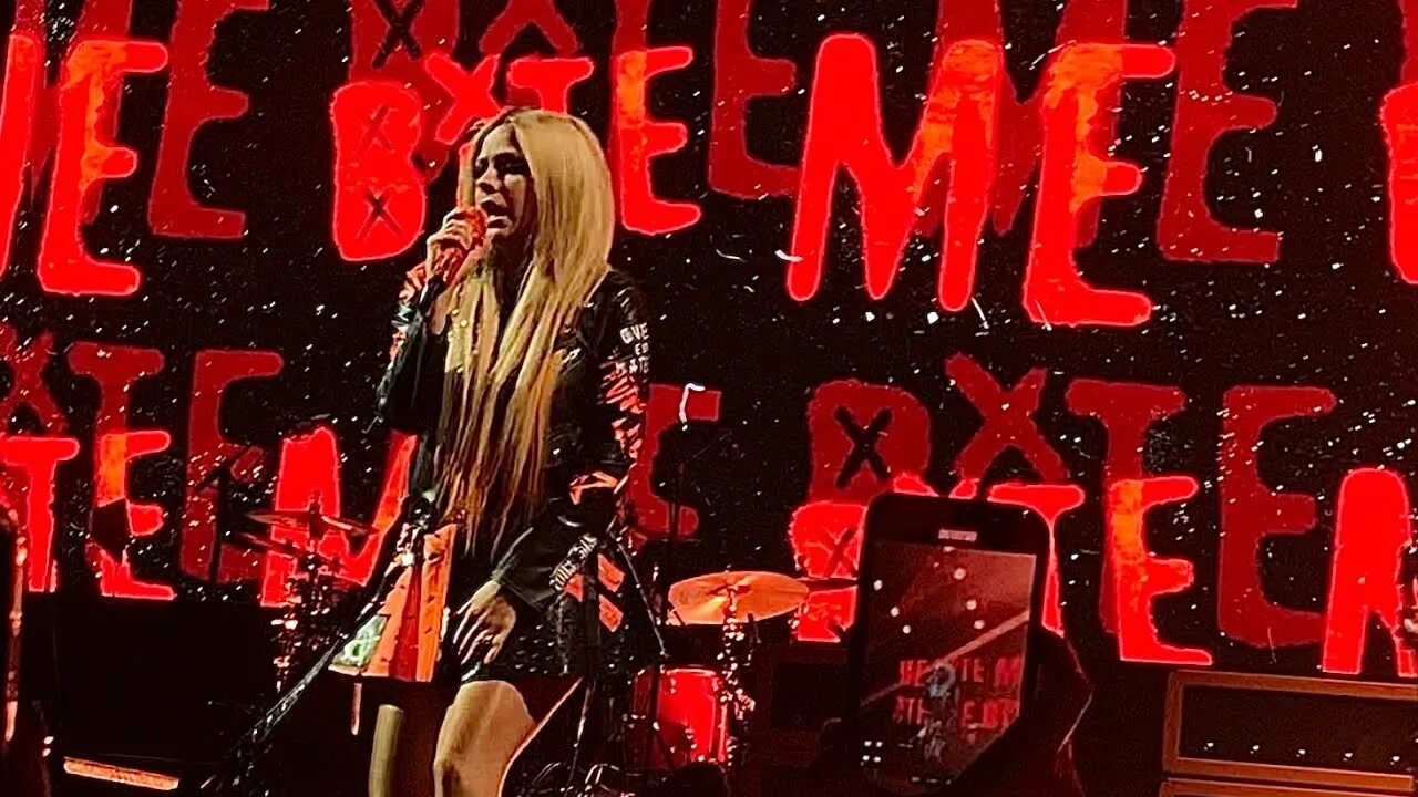 Avril Lavigne bite me Tour 2022. Bite me Tour: 2022 Аврил Лавин. Аврил Лавин Tour 2022. Аврил Лавин концерты 2022. Песня под бит окутана на вид доступная