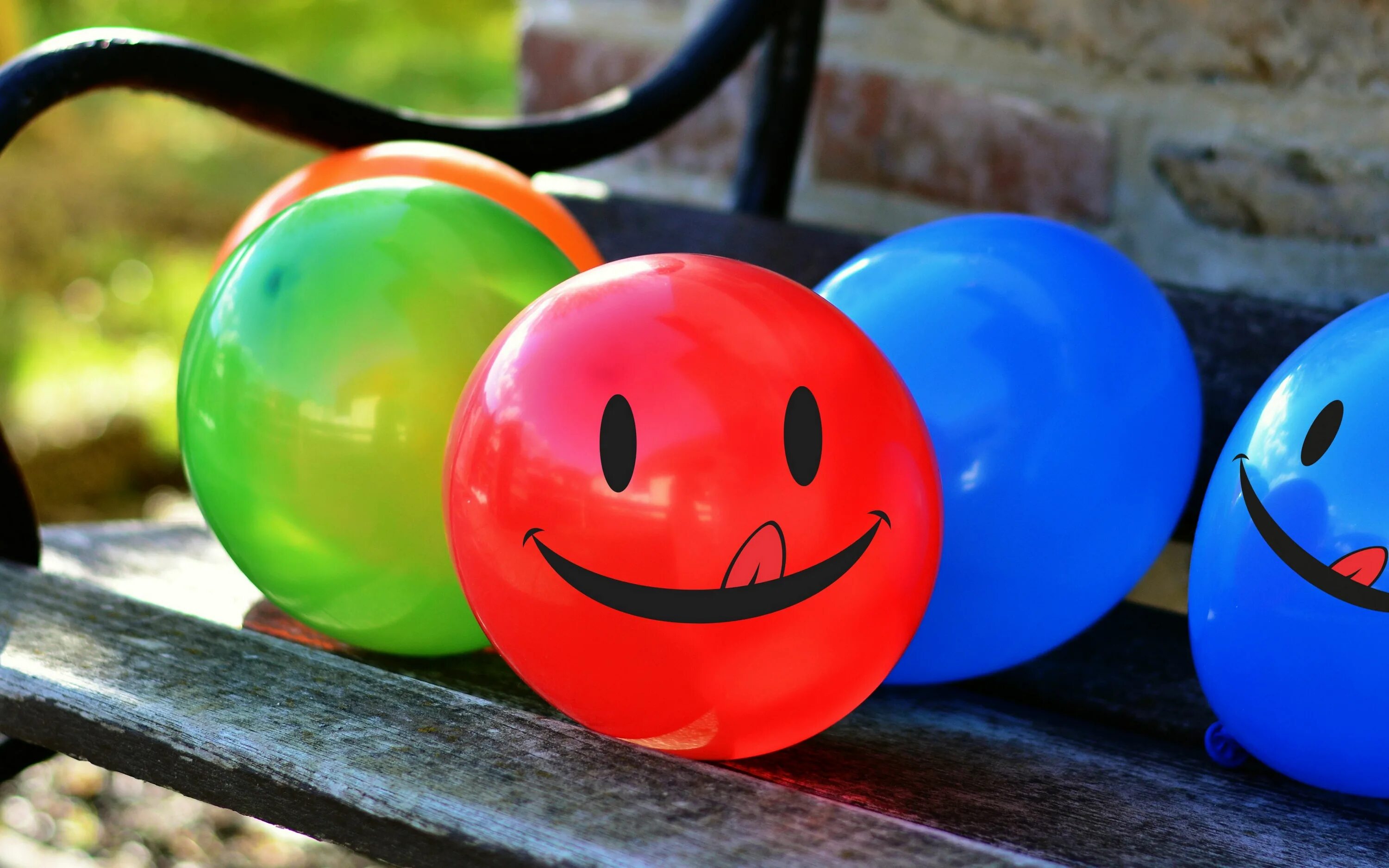 Улыбка шаров. Воздушный шарик с улыбкой. Разноцветные шарики. Шарики смайлики. Воздушные шарики улыбаются.