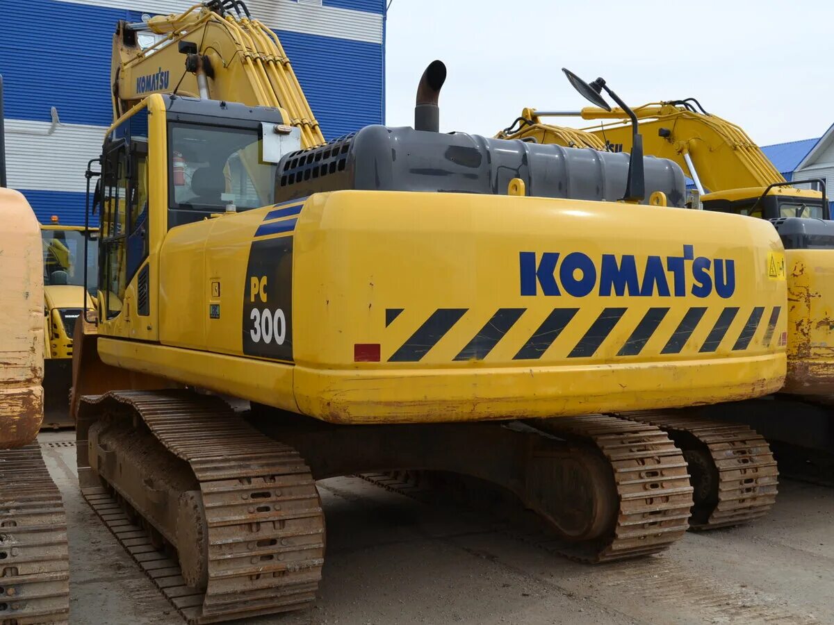 Экскаваторы комацу характеристики. Экскаватор Комацу 300. Экскаватор Komatsu pc300. Гусеничный экскаватор Komatsu pc300. Komatsu pc300-8.