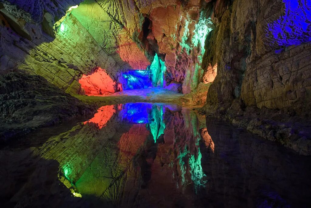 пещера тишины. скала в виде сердца. воронцовские пещеры в сочи экскурсия. пещера без людей. озеро в пещере.