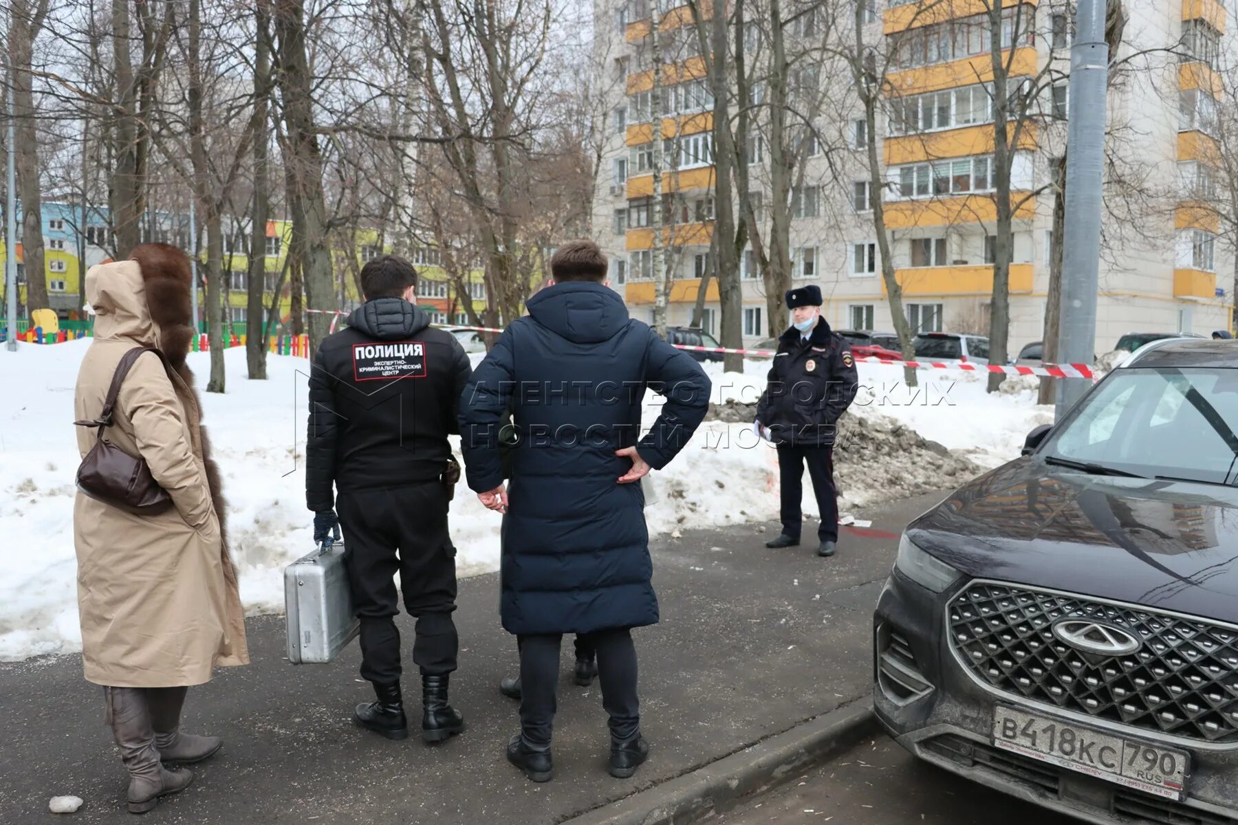 Покушения на полицейского. Парни напали на полицейского. Авария в Нагорном районе. Полицейский ударил мужика в Мытищах. В Мытищах напал с топором.