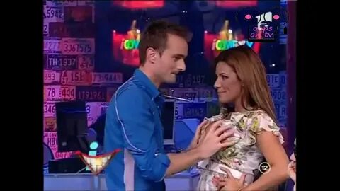 Женщина дает потрогать свои