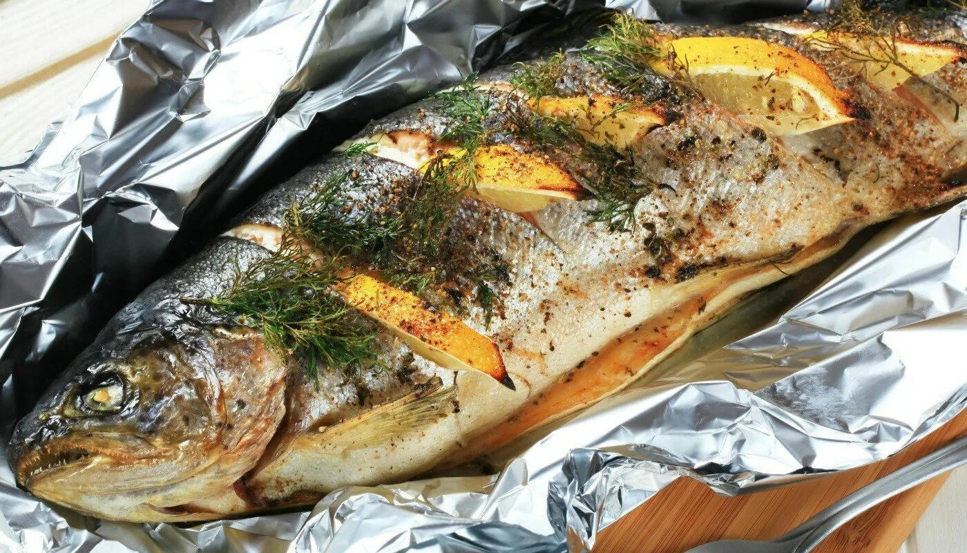 Готовим скумбрию в фольге. Рыба скумбрия запеченная. рыба фаршированная скумбрия. рыба скумбрия в духовке в фольге. скумбрия запеченная в духовке в фольге.