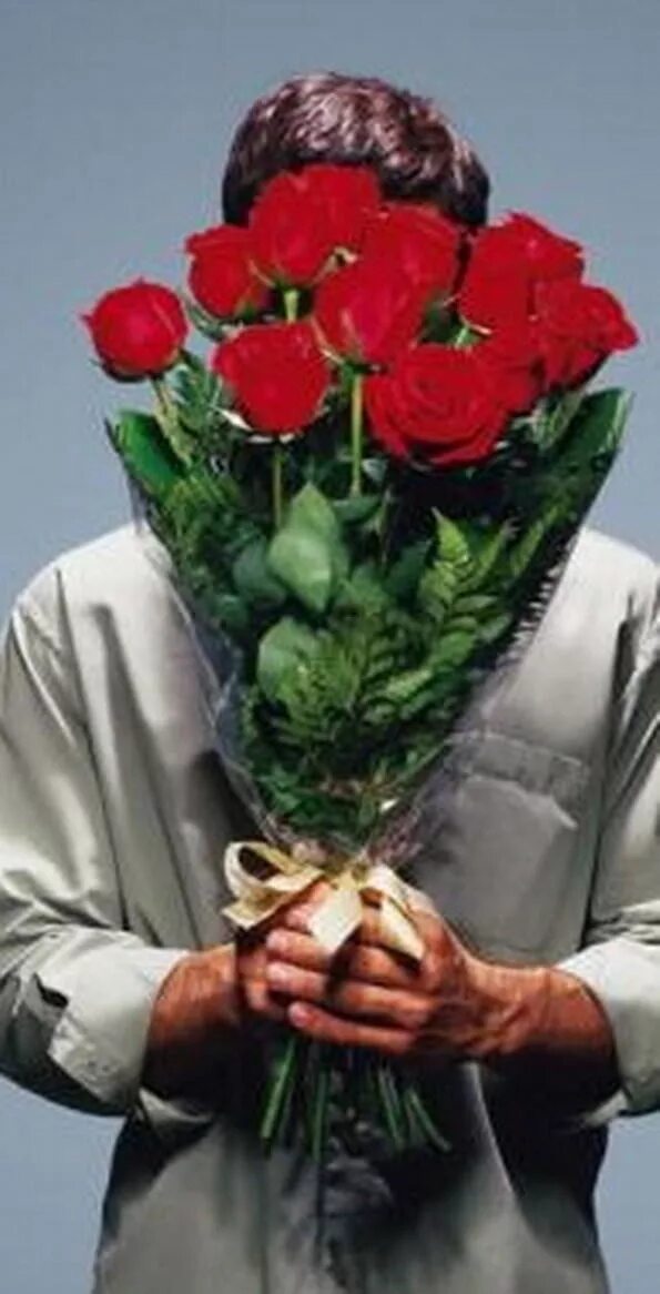 Букет цветов для мужчины. Букет цветов для мужчины. Букет для мужчины. Парень дарит розу. Букет для мужчины.