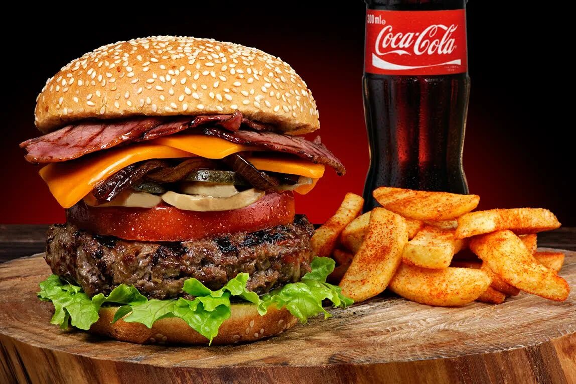 бургер и картошка фри. бургер для детей. бургеры кола и детское питание. комбо чикенбургер. бургер и кола.