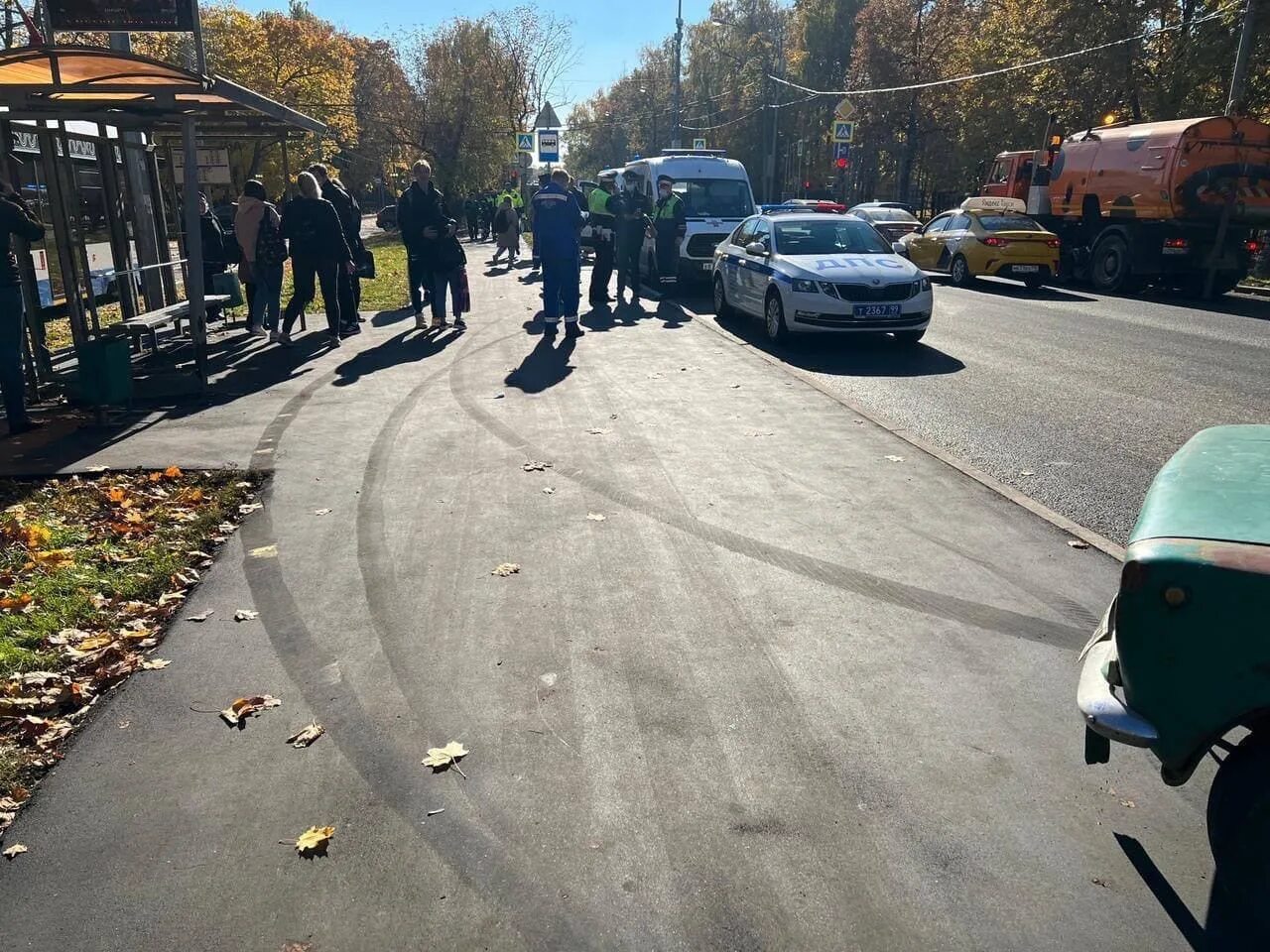 Авария с участием шеремет в сыктывкаре. Группа детей на пешеходном. Водитель выехал на тротуар. Машина выехала на тротуар в москве. Водитель выехал на тротуар.