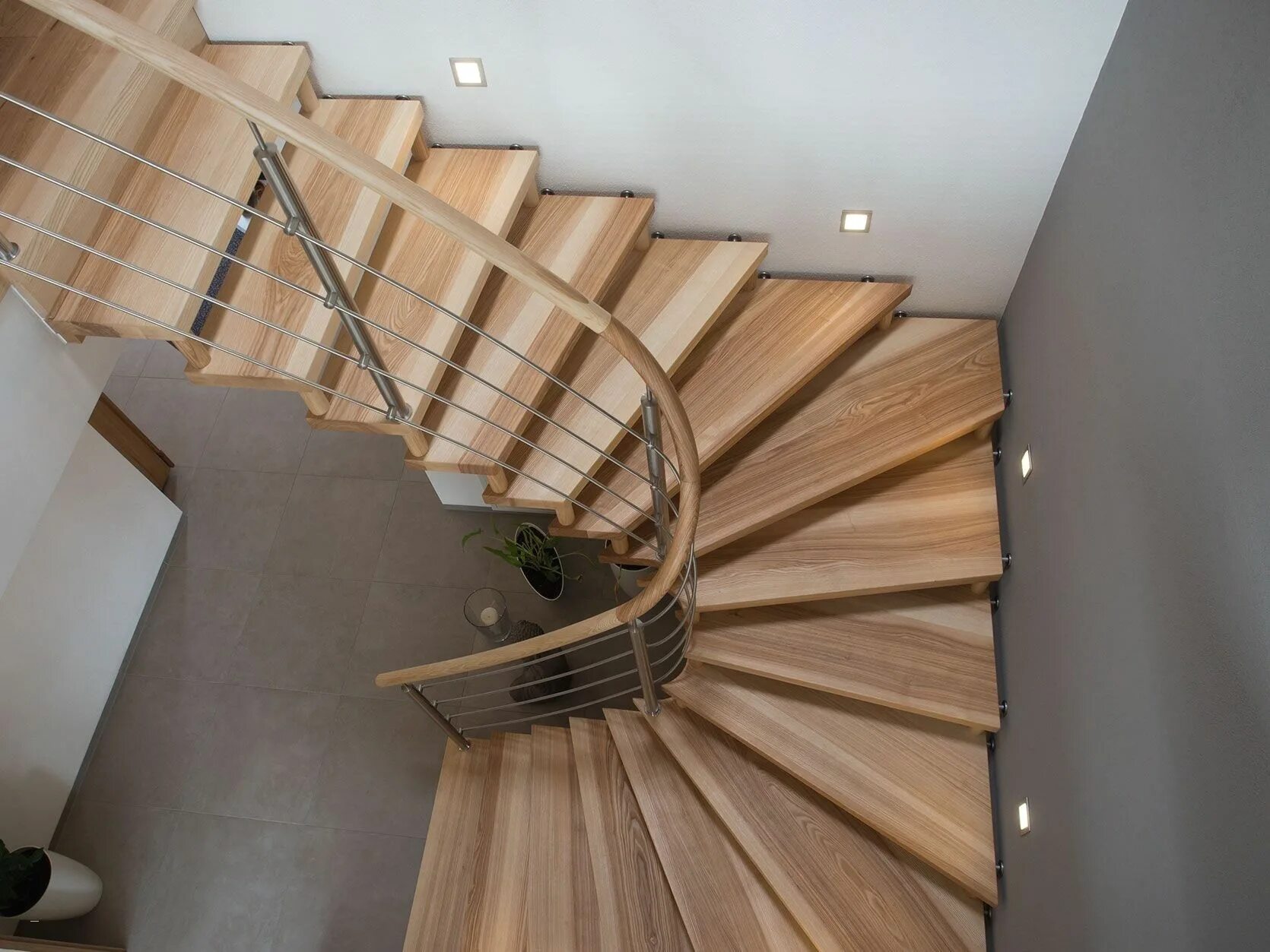 Поворотная лестница с забежными ступенями на 180 градусов. Лестница с забежными ступенями на 180 на второй этаж. Поворотная лестница на 2 этаж. Лестница лестница с забежными ступенями на 180 градусов. Поворотная лестница.