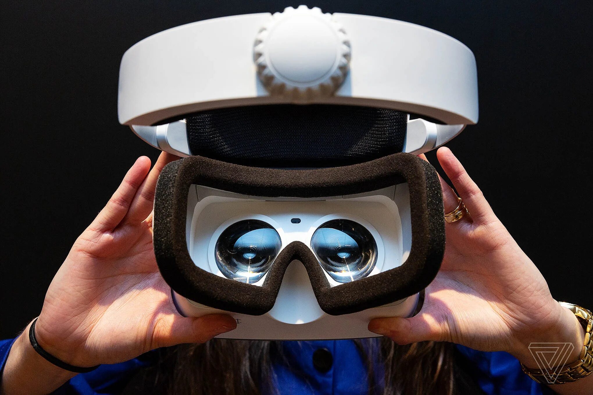Шлем виртуальной реальности. VR шлем. VR виртуальная реальность. Человек в шлеме виртуальной реальности. Разработка виртуальной реальности заказать
