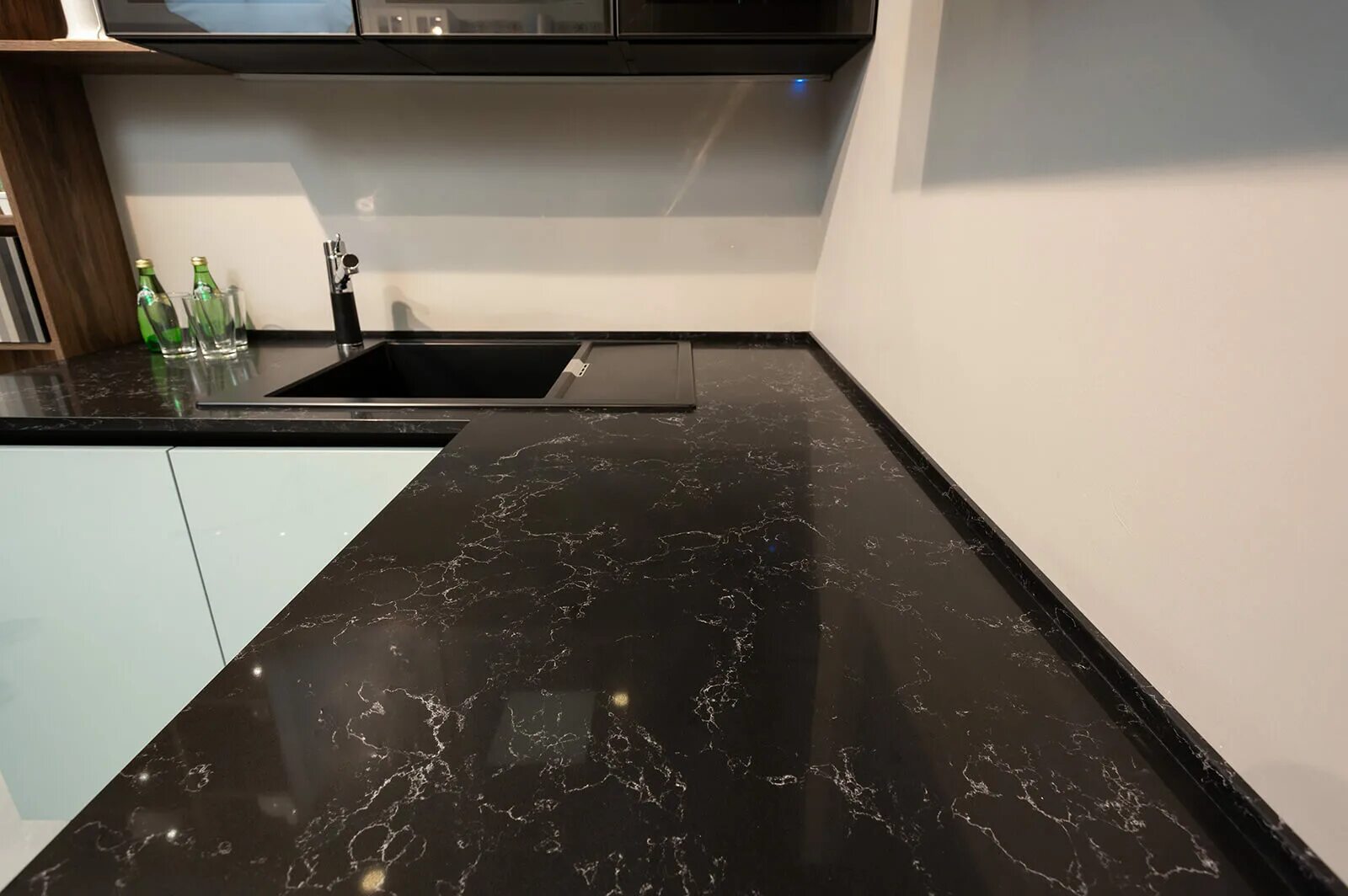 Столешница из камня купить в спб. Negro Imperial Smart Quartz. Столешница смарт кварц Негро Империал. Смарт кварц агломерат Негро Империал. Кварцевый агломерат negro Imperial.