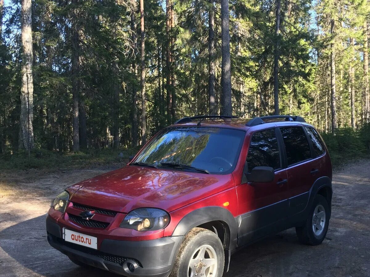 Купить шевроле в череповце. Chevrolet Niva Restyling. Красная Шевроле Нива ДТП. Молдинги Нива Шевроле в цвет до рестайлинга.