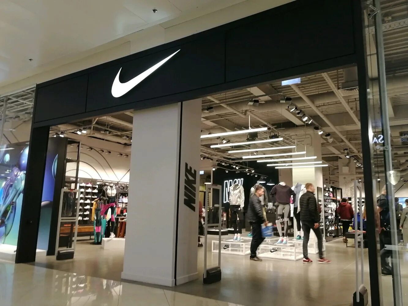 Первый магазин найк. Лучший магазин найк. Nike магазин. Магазин nike кузнецкий мост. Nike москва.