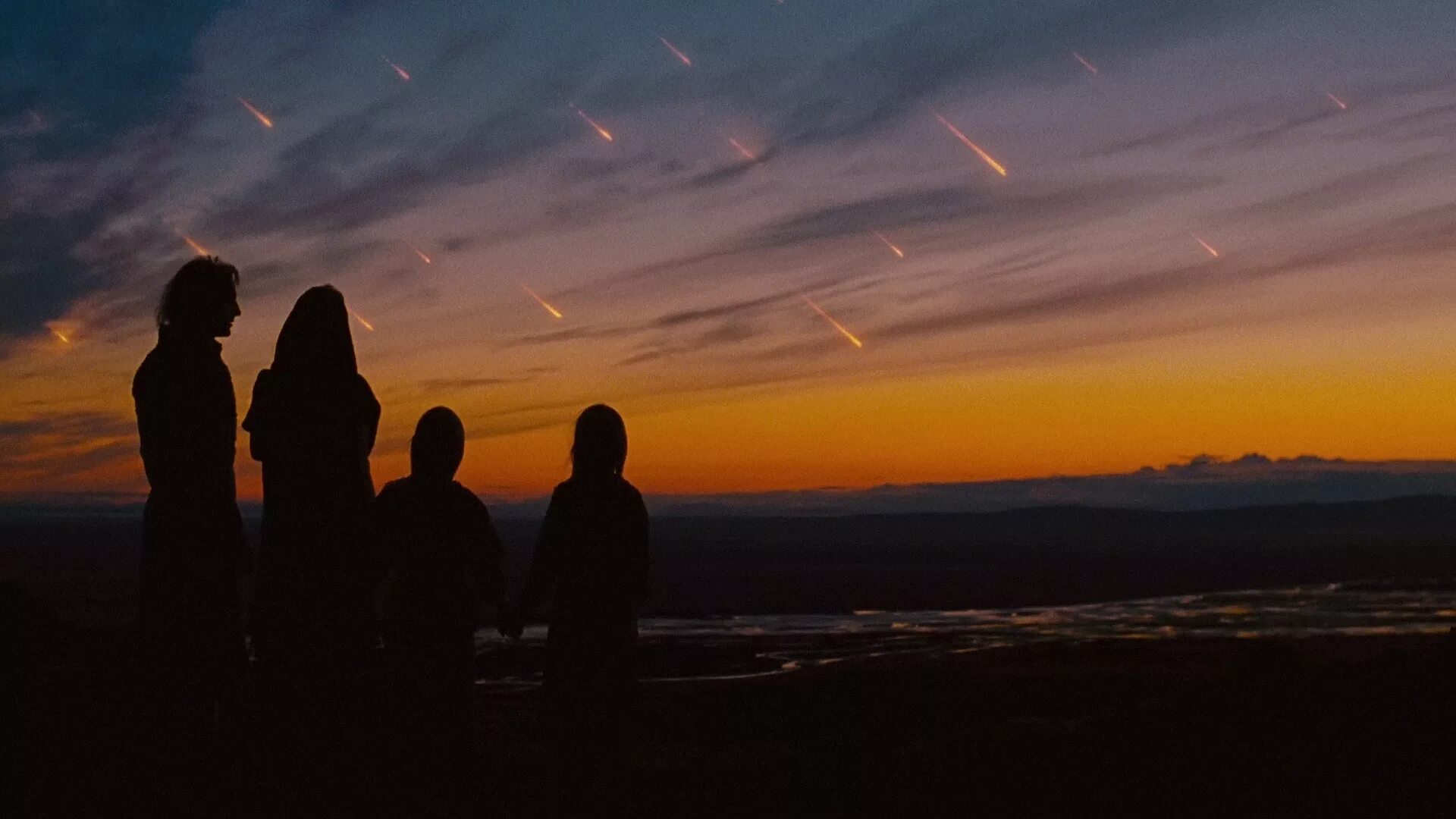 Девушка на рассвете. Девушка на закате. Девушка на фоне неба. Человек смотрит в небо. Девушка на ветру.