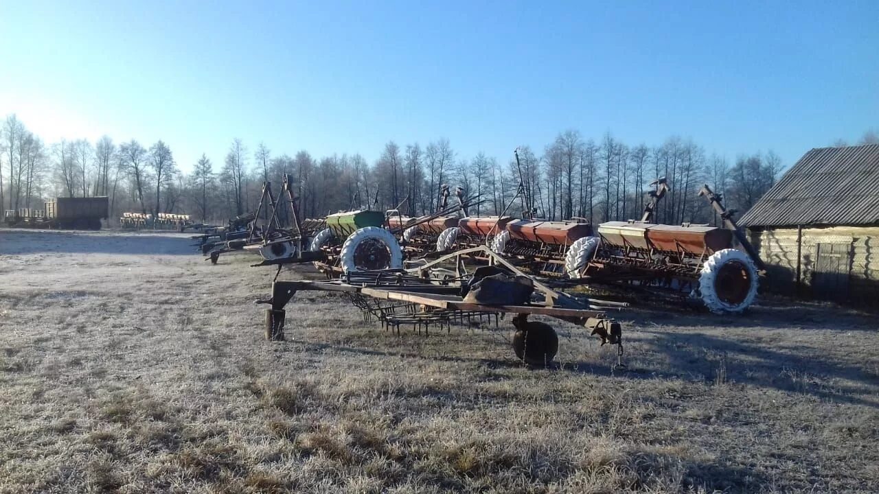 Погода тракторный район. Машинный парк колхоза. Парк тракторов. Машинно-Тракторная станция. Хранение сельхозтехники.