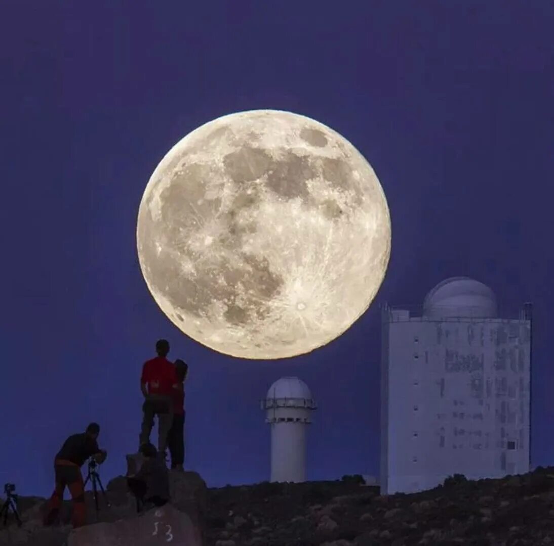 Какая будет полная луна. Огромная Луна. Самая большая Луна. Фото Луны. Большая Луна с земли.
