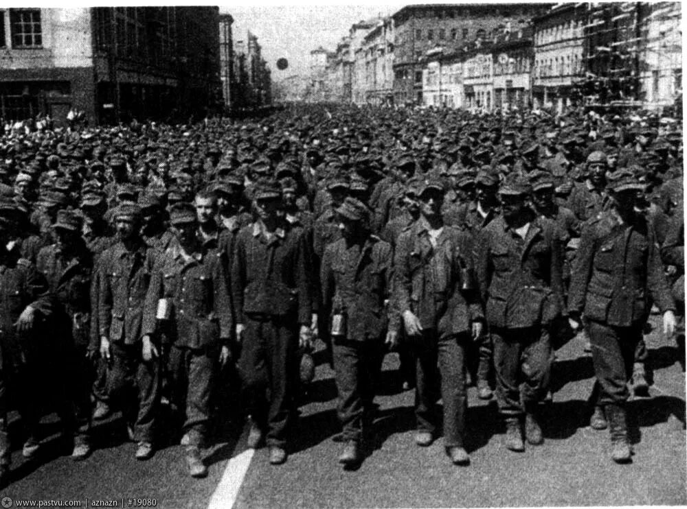 Фашисты были в москве. Марш пленных немцев по Москве в 1944. Парад немецких военнопленных в Москве 1944. Пленные фашисты в Москве 1944. Пленные немцы в Москве 1944.