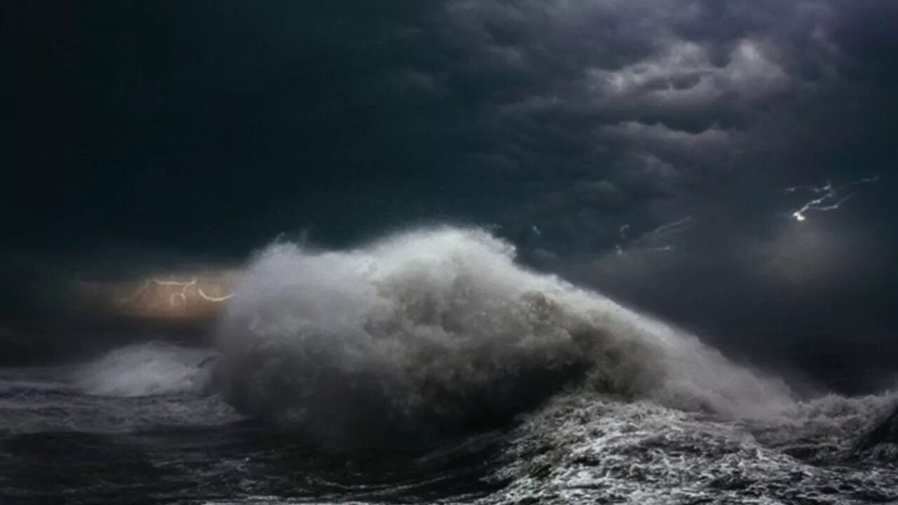 Поднимается буря. «шторм на черном море». ацвазовский. волны тихого океана в шторм. ураган в океане. шторм буря океан гроза.