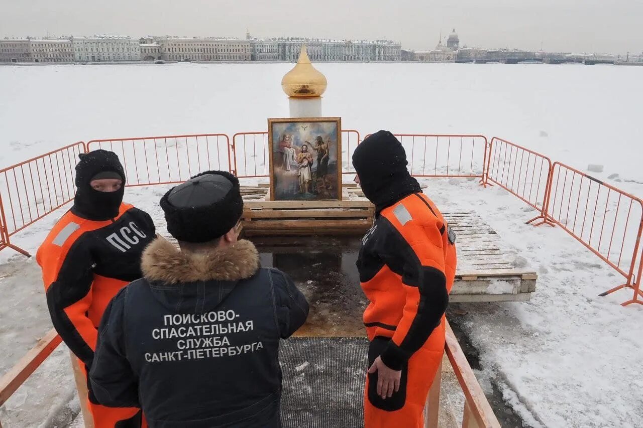 Петербург утонули. Купель у Петропавловской крепости. Петропавловская крепость крещение 2021. Крещение 2022 Петропавловская крепость. Крещенские купания Петропавловская крепость.