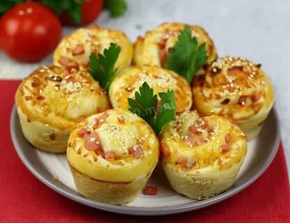Булочки дрожжевые с сыром колбасой