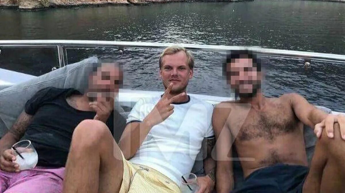 Воды перед смертью. Avicii причина смерти. Авичи шведский диджей причина смерти. Avicii перед смертью. Фото Авичи Авичи мертвого.