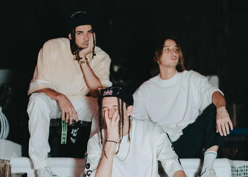 Песня into it chase atlantic. Чейз атлантик. солист группы chase atlantic. chase atlantic кристиан энтони. митчелл кейв chase atlantic.