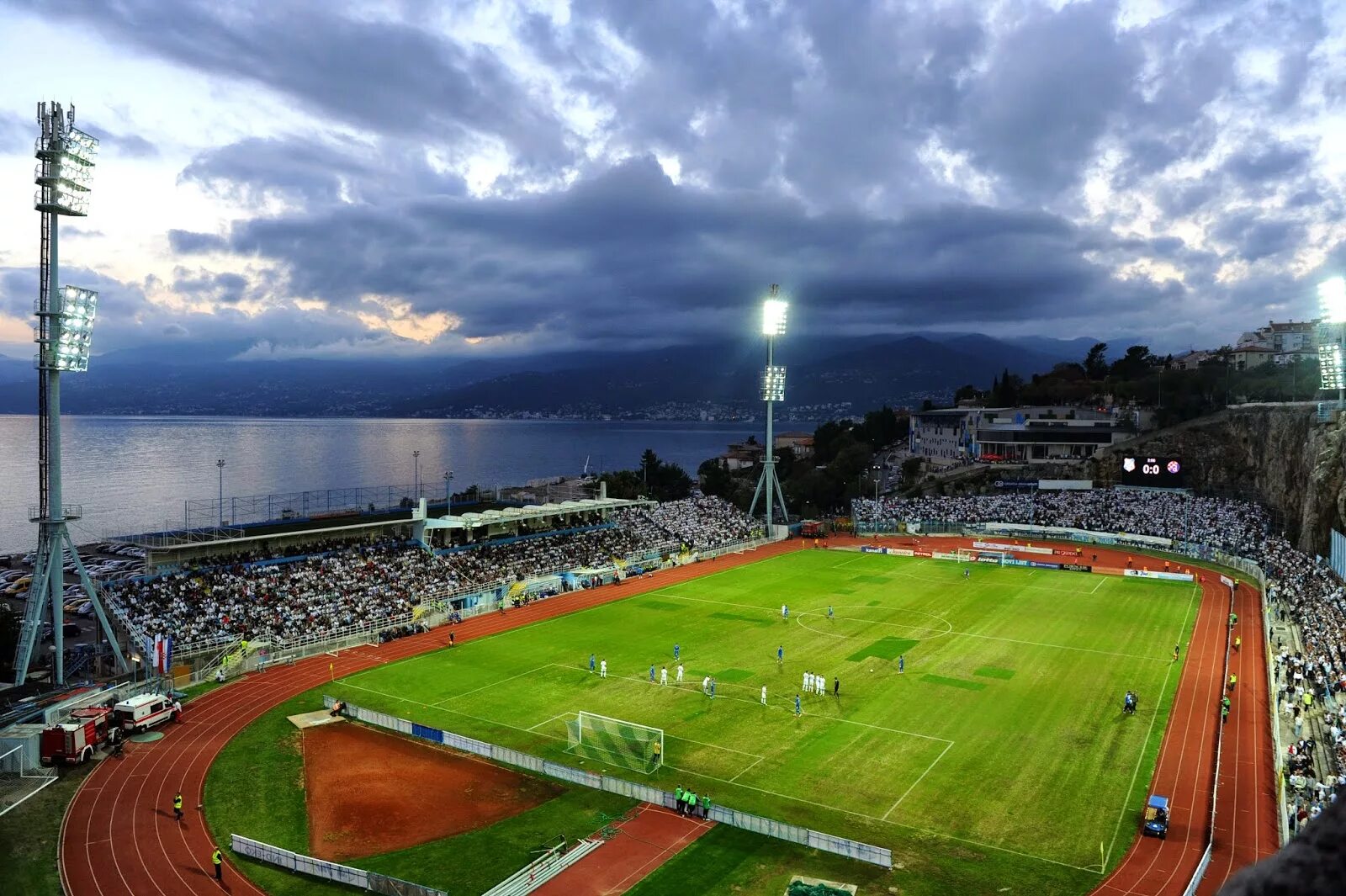 Летний стадион. Стадион Риека Хорватия. Stadion Kantrida Риека Хорватия футбольный стадион. Футбольное стадион в Алжире. Aker стадион.