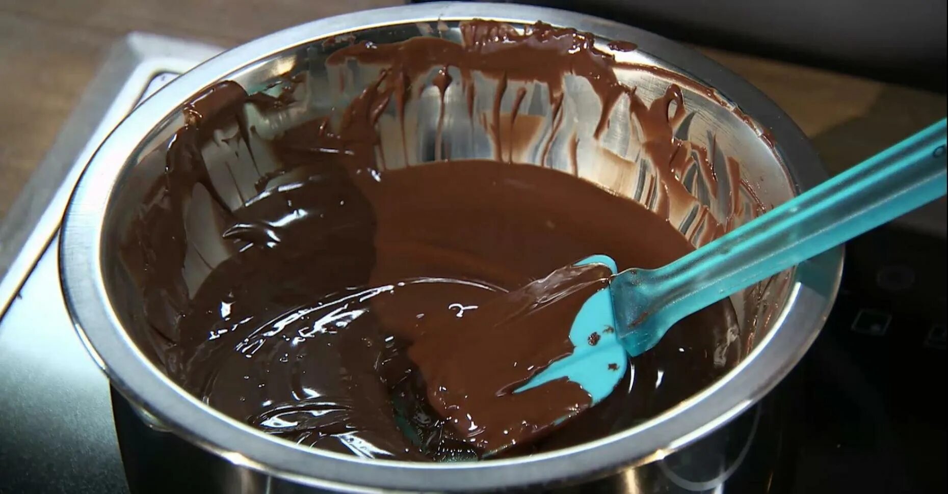 Текучий шоколад. Шоколад и растопленным шоколад. Плавится шоколад. Расплавленный шоколад. Шоколад для растопки.