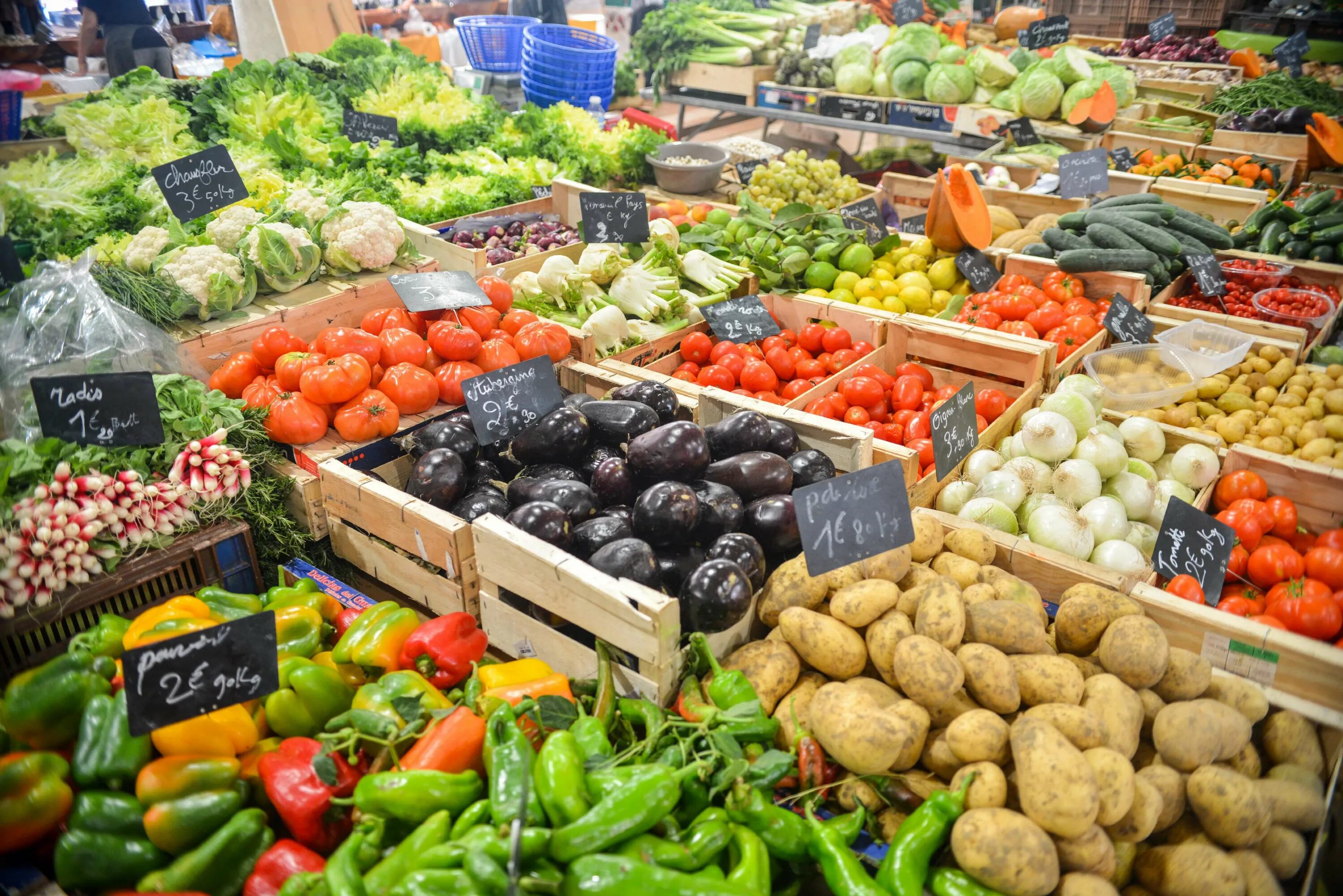 Фуд опт продукты. Овощи на прилавке. Овощи на рынке. Овощной рынок. Овощи и фрукты на рынке.