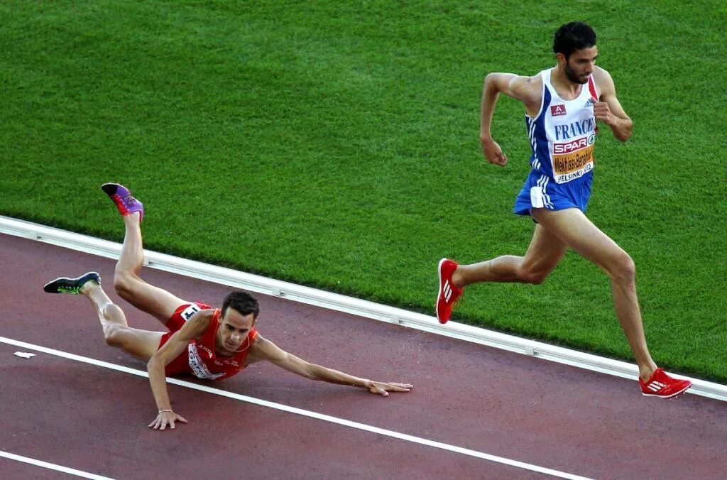 Спортсмены. Человек бежит к финишу. Спортсмен падает. Спортсмен перед финишем. Сходить сбегать