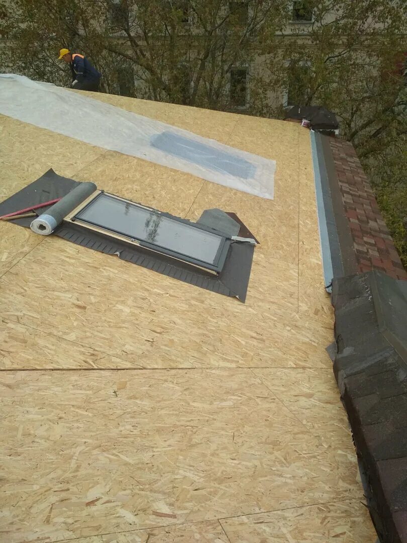 Демонтаж кровли. Демонтаж теплоизоляции. Демонтаж кровли из шифера. Монтаж теплоизоляции. Задувной утеплитель для кровли.