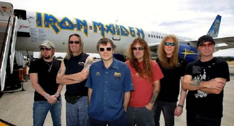 Группа самолет песни. Группа Iron Maiden. Iron Maiden 1982. Iron Maiden фото группы. Iron Maiden 1983 Tour.