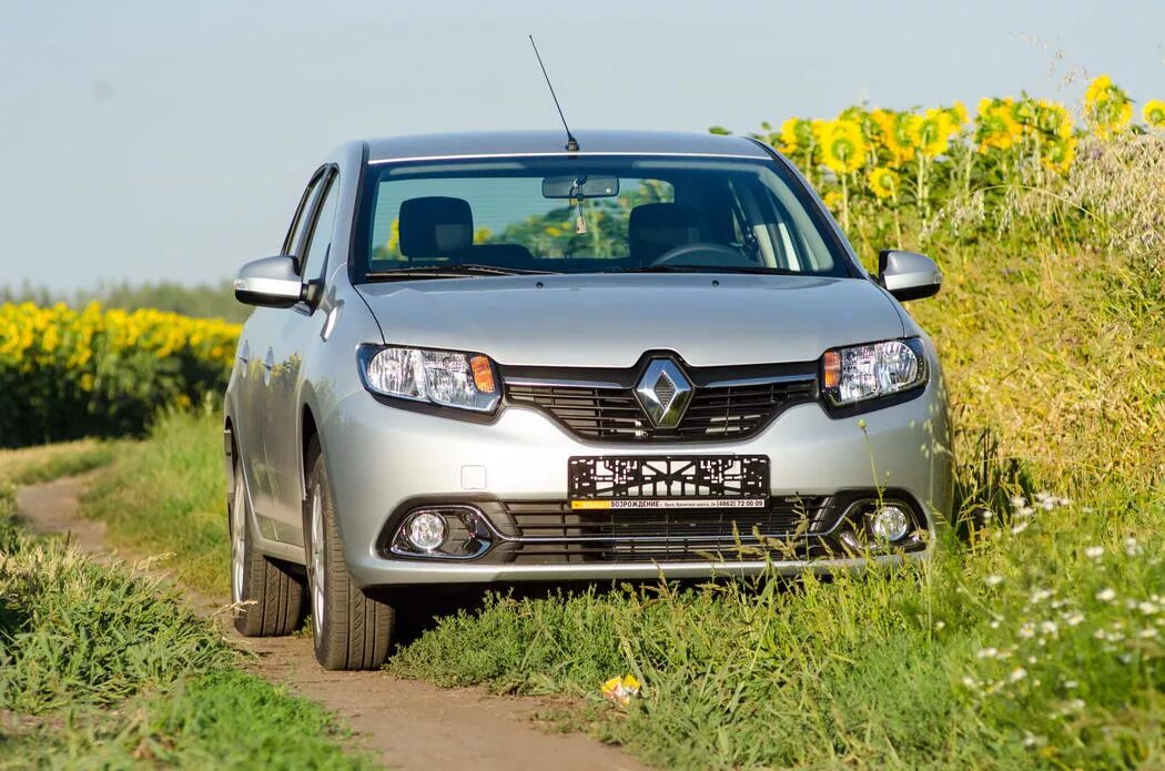 Сколько поколений логана. Рено Логан 2 поколение. Рено Логан Ренаулт. Renault Renault Logan 2016. Рено Логан 2 поколение 2015.