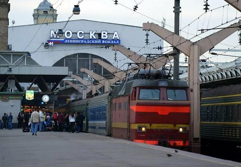 Электропоезд ласточка вид спереди. Поезд ласточка ленинградский вокзал. Ленинградский вокзал платформы ласточка. Ленинградский вокзал москва перон. Москва ленинградская станция электрички.