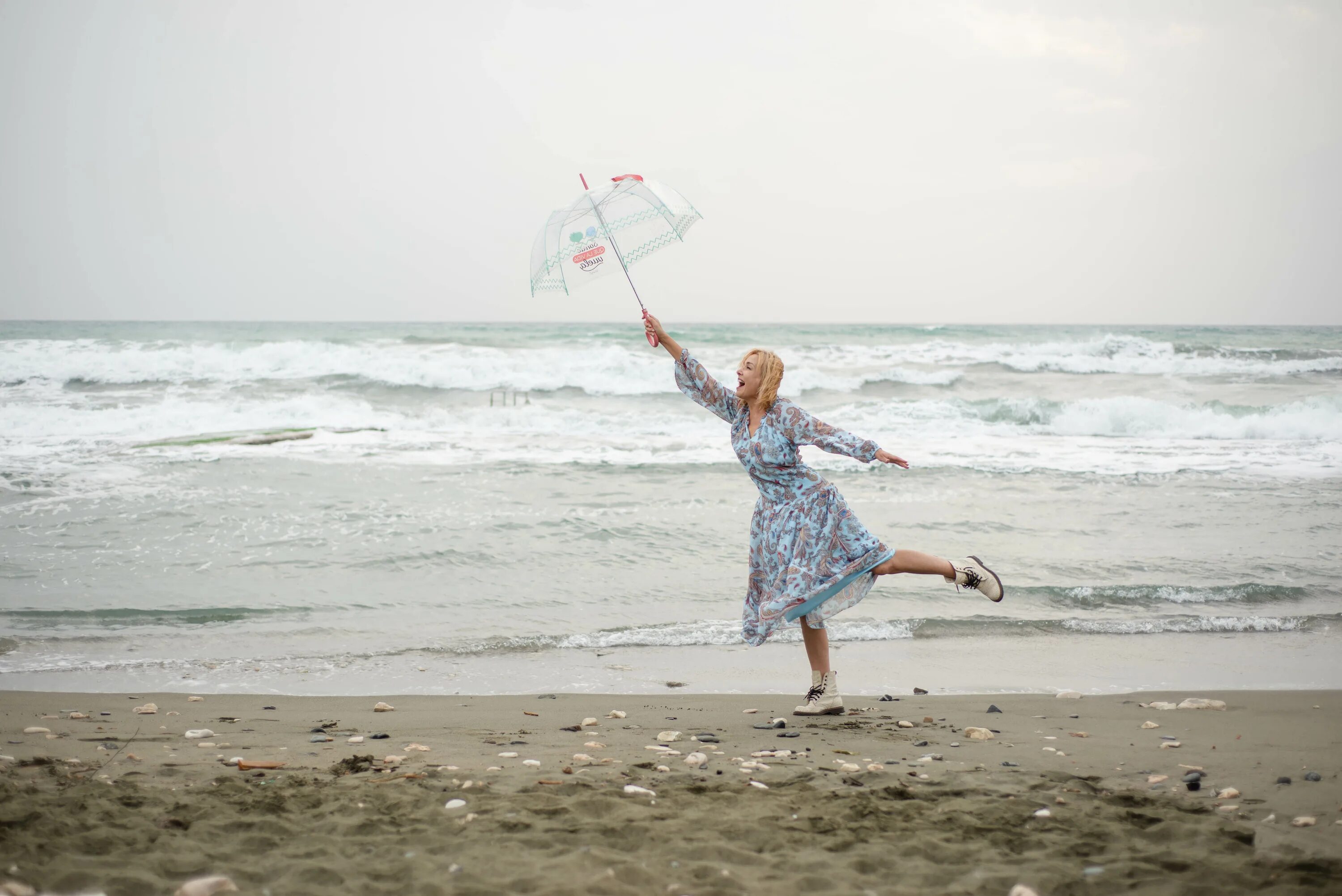 Сколько зовут мьюзик. Песня лето 2018. Девушка из франции поет русские песни. Французская песня же то лето. Carly rae jepsen фото.