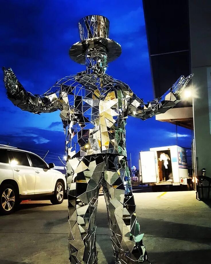 Зеркальные костюмы. Зеркальные костюмы. Зеркальные люди. Зеркальные костюмы. Зеркальные костюмы.