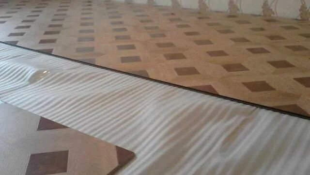 Виниловая плитка для пола укладка. Кварц виниловый ламинат клеевой. Кварцвиниловая плитка укладка. Стык плитки и ламината. Ламинат pergo living expression plank 4v l0311-015.