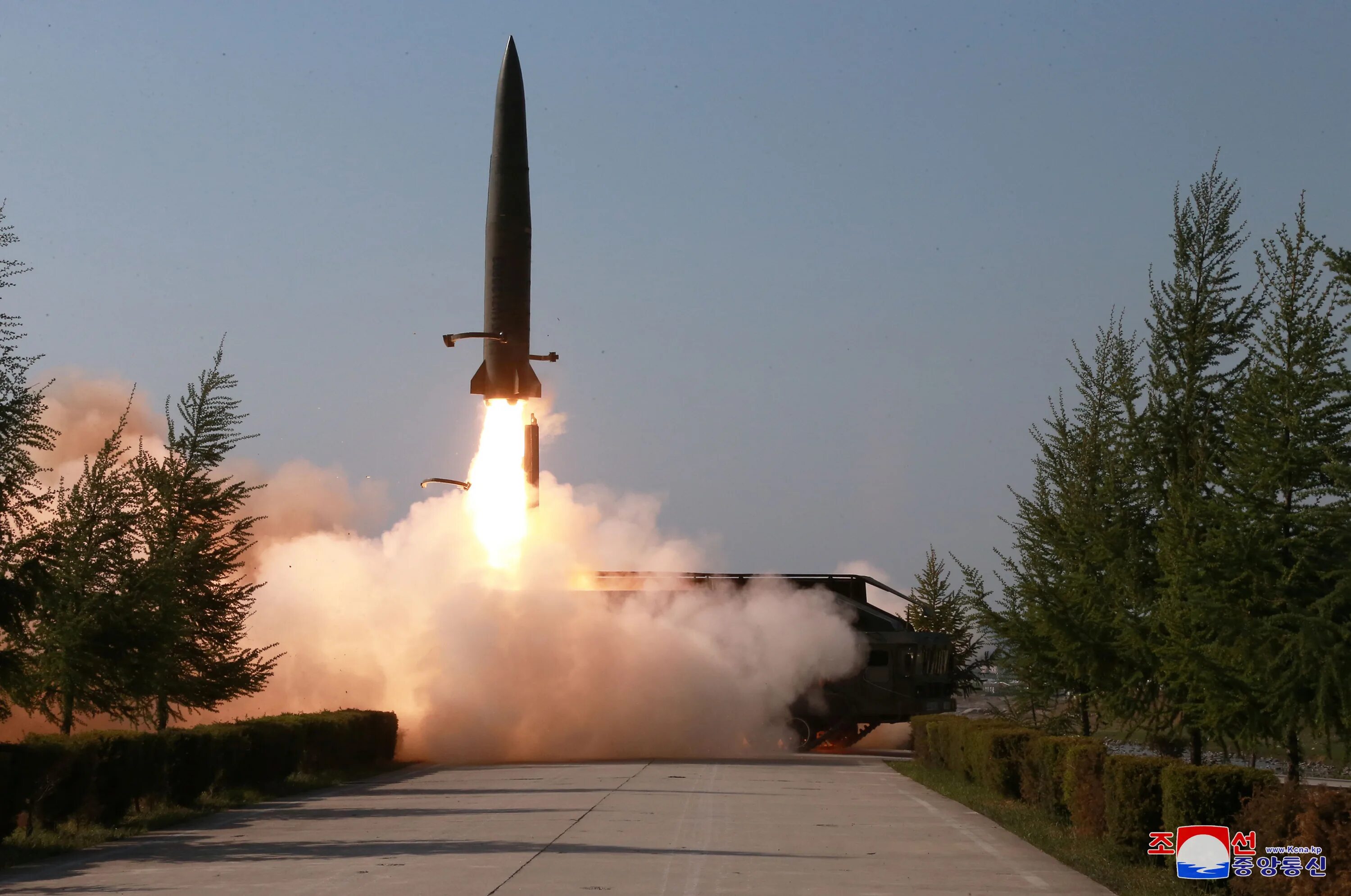 Корея оружие россии. Северная Корея пуск ракеты. Баллистические ракеты Северной Кореи. КНДР запустила две баллистические ракеты в сторону Японии. КНДР испытания баллистической ракеты.