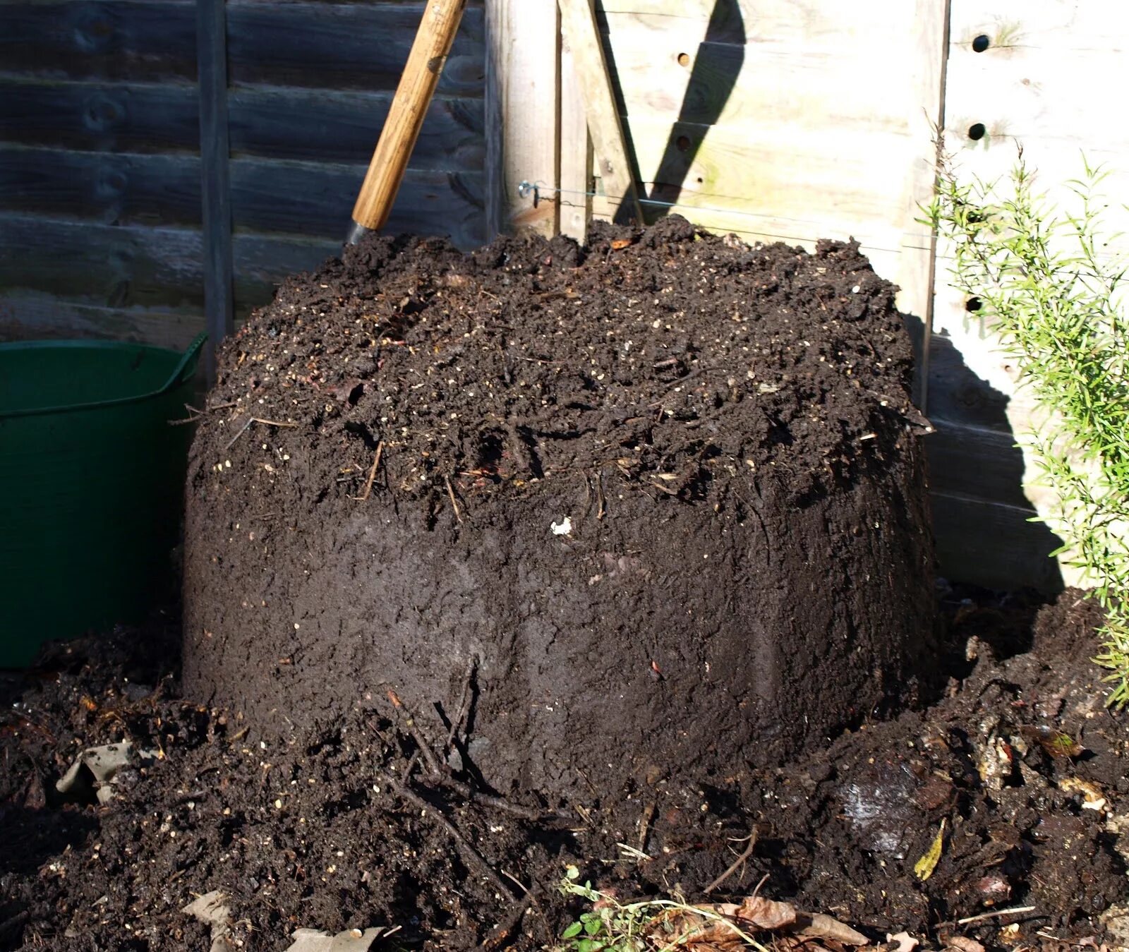 Куча навоза. Компостирование на даче. Навоз, перегной, компост. Созревший компост. Компостная трава.